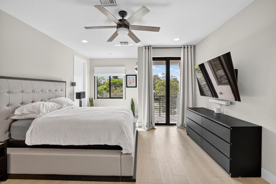 В аренду: $4,700 (3 спален, 3 ванн, 2105 Квадратных фут)