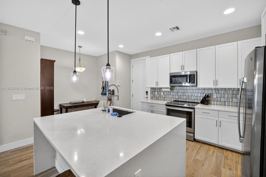 В аренду: $4,700 (3 спален, 3 ванн, 2105 Квадратных фут)