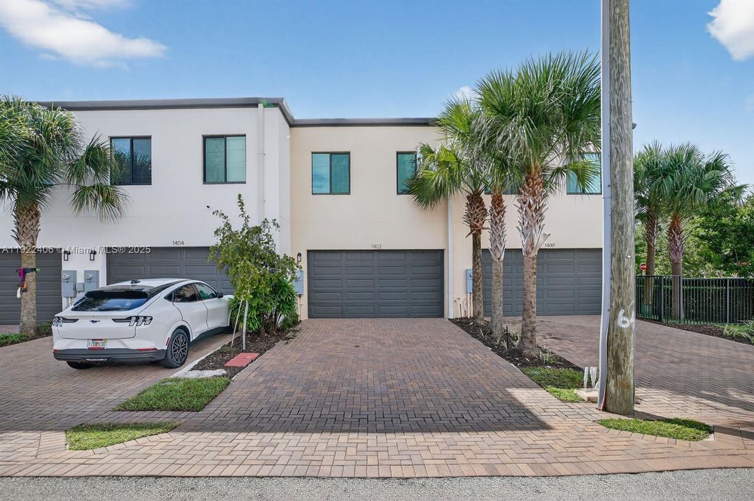 В аренду: $4,700 (3 спален, 3 ванн, 2105 Квадратных фут)