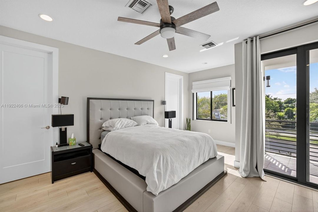 В аренду: $4,700 (3 спален, 3 ванн, 2105 Квадратных фут)