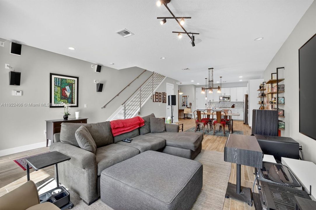 В аренду: $4,700 (3 спален, 3 ванн, 2105 Квадратных фут)