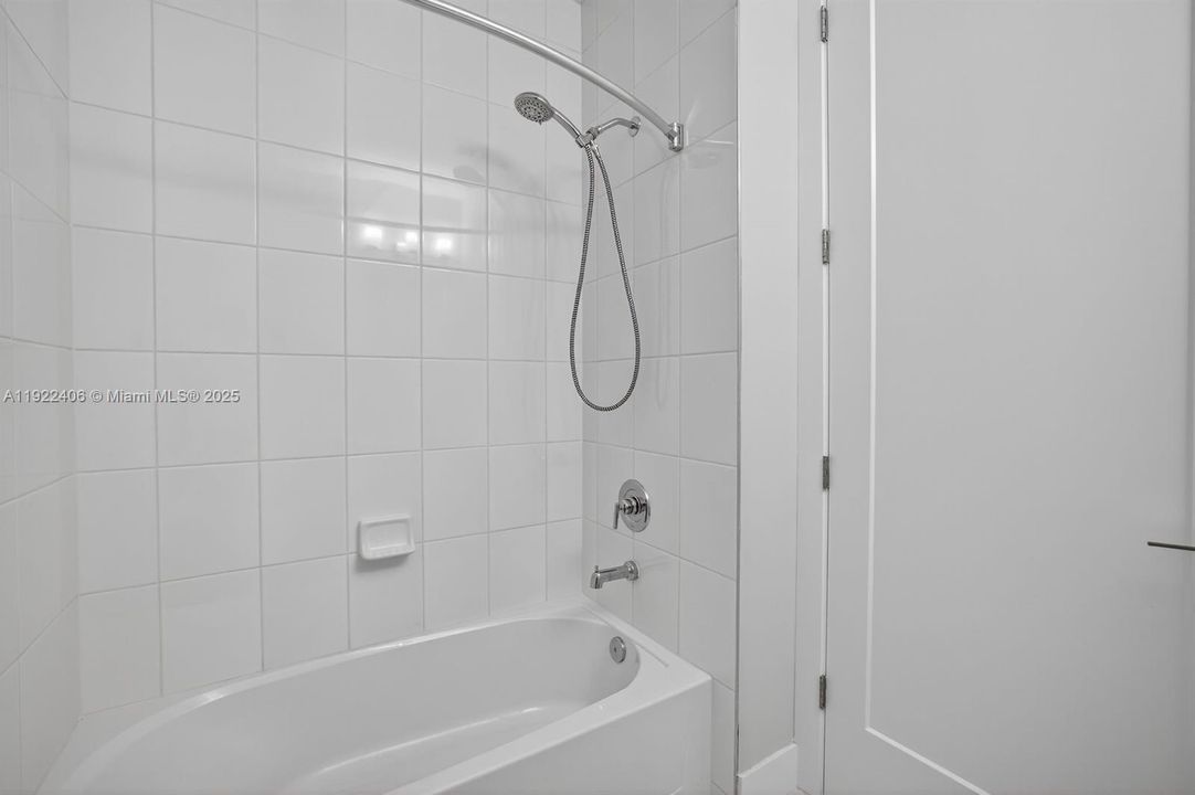 В аренду: $4,700 (3 спален, 3 ванн, 2105 Квадратных фут)