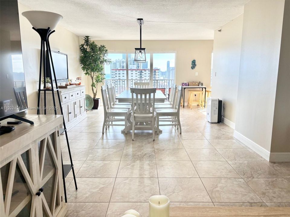 En Venta: $678,777 (2 camas, 2 baños, 1570 Pies cuadrados)