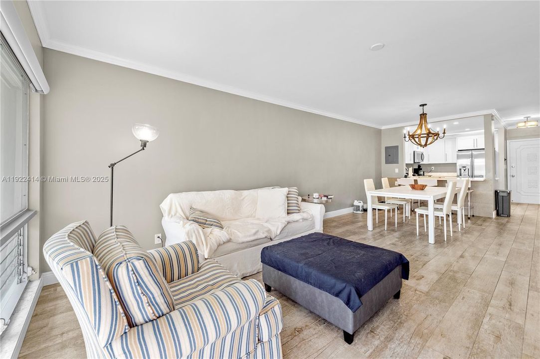 En Venta: $340,000 (2 camas, 2 baños, 1000 Pies cuadrados)