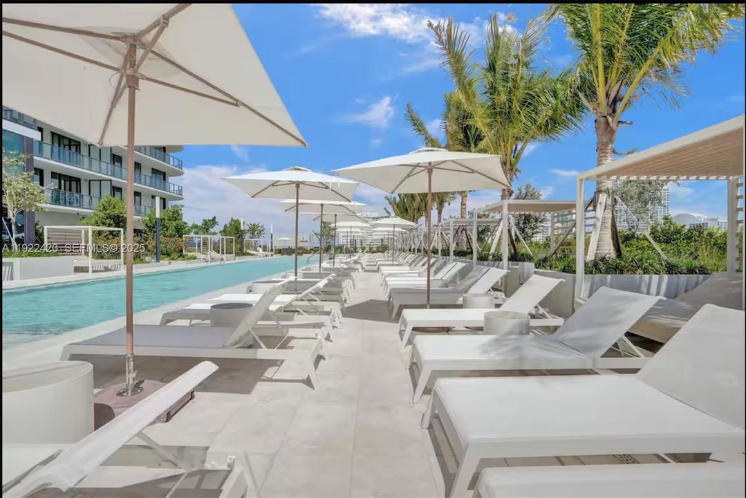 For Sale: $810,000 (1 beds, 1 baths, 486 Square Feet)