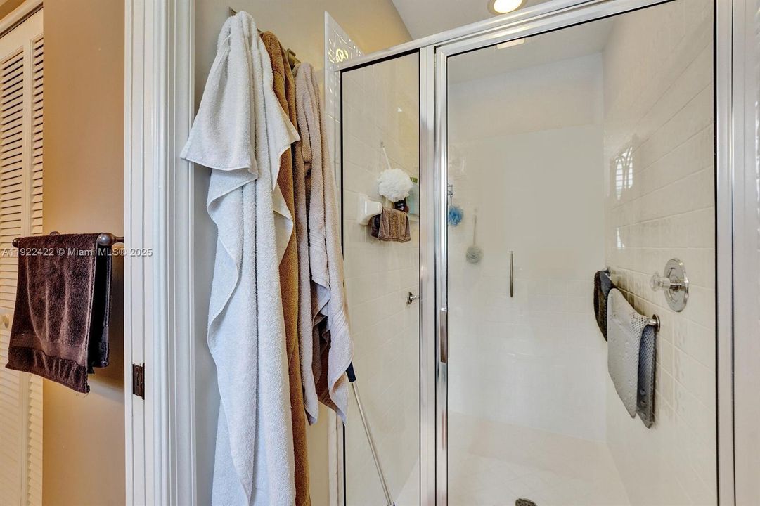 合同活跃: $446,900 (3 贝兹, 2 浴室, 1806 平方英尺)