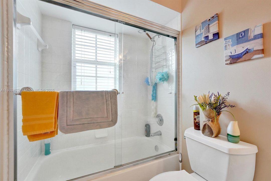 合同活跃: $446,900 (3 贝兹, 2 浴室, 1806 平方英尺)