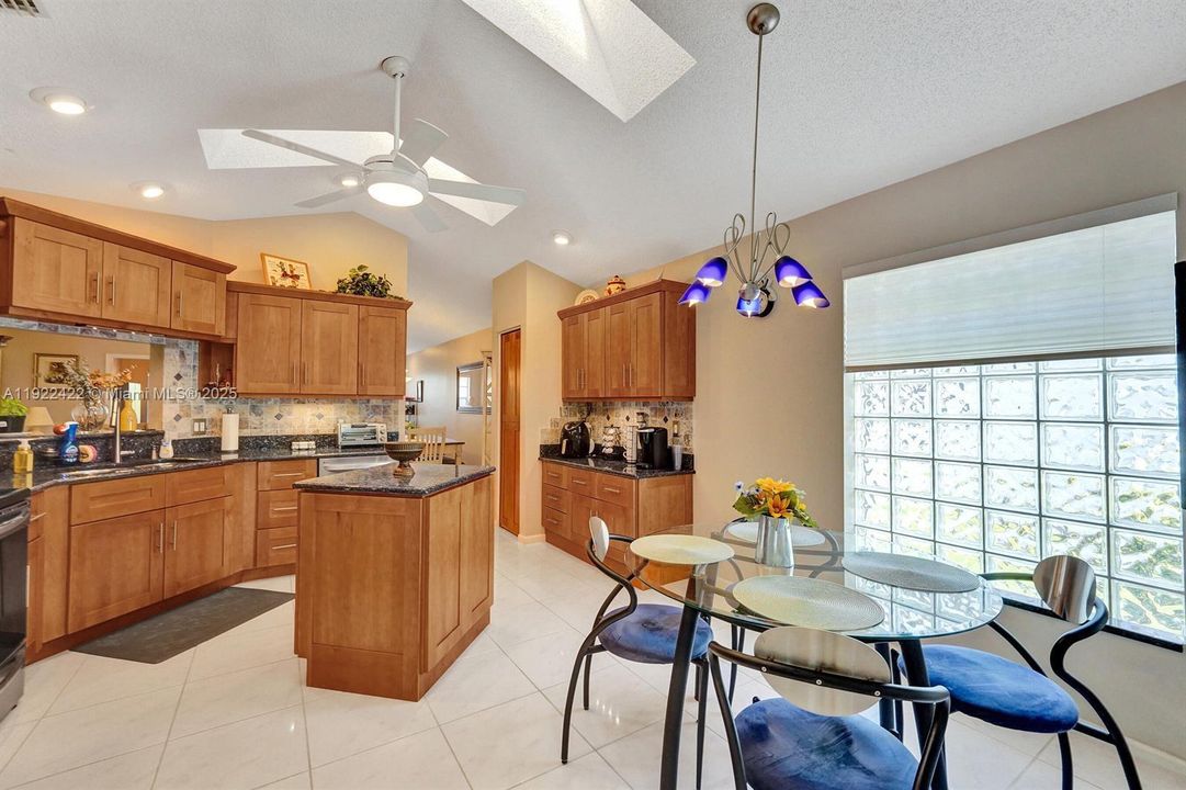 合同活跃: $446,900 (3 贝兹, 2 浴室, 1806 平方英尺)