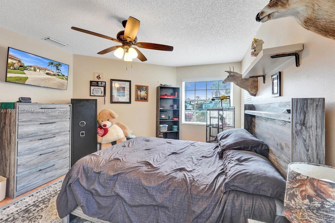 合同活跃: $446,900 (3 贝兹, 2 浴室, 1806 平方英尺)