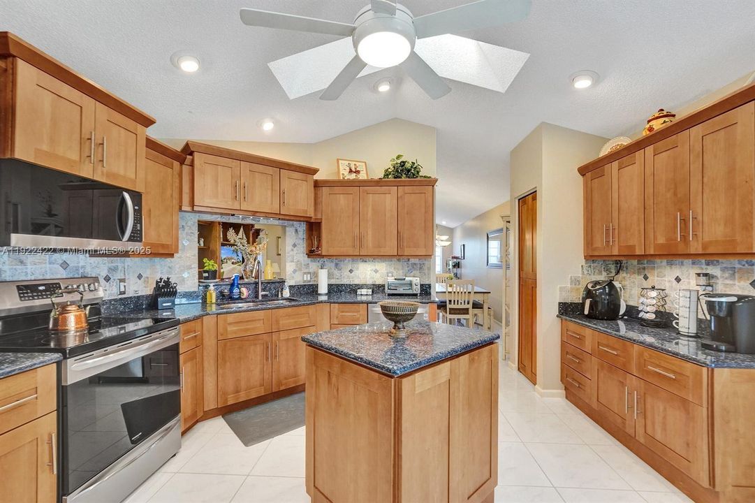 合同活跃: $446,900 (3 贝兹, 2 浴室, 1806 平方英尺)