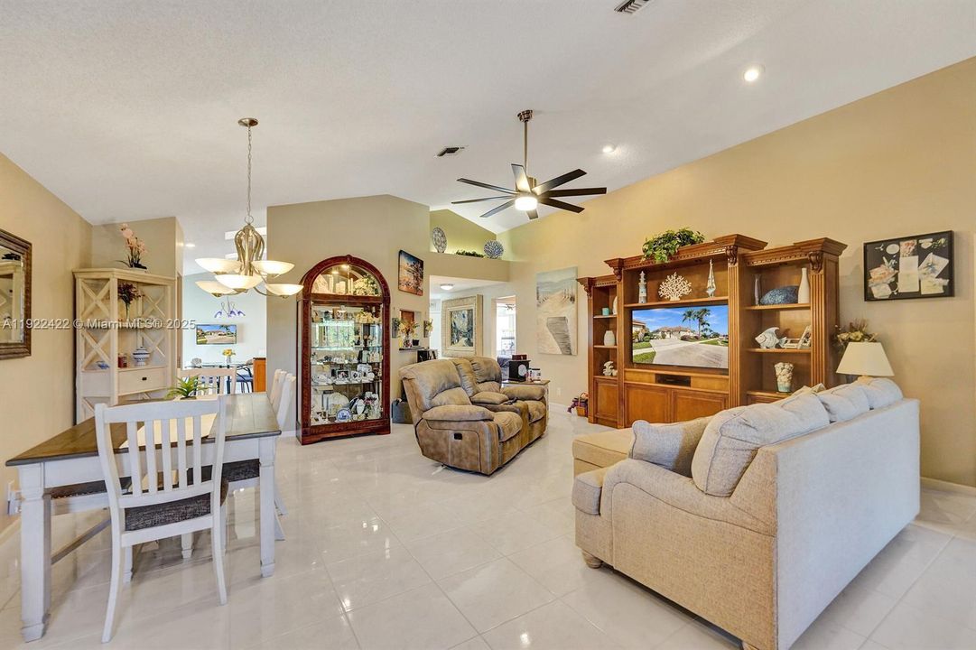 合同活跃: $446,900 (3 贝兹, 2 浴室, 1806 平方英尺)