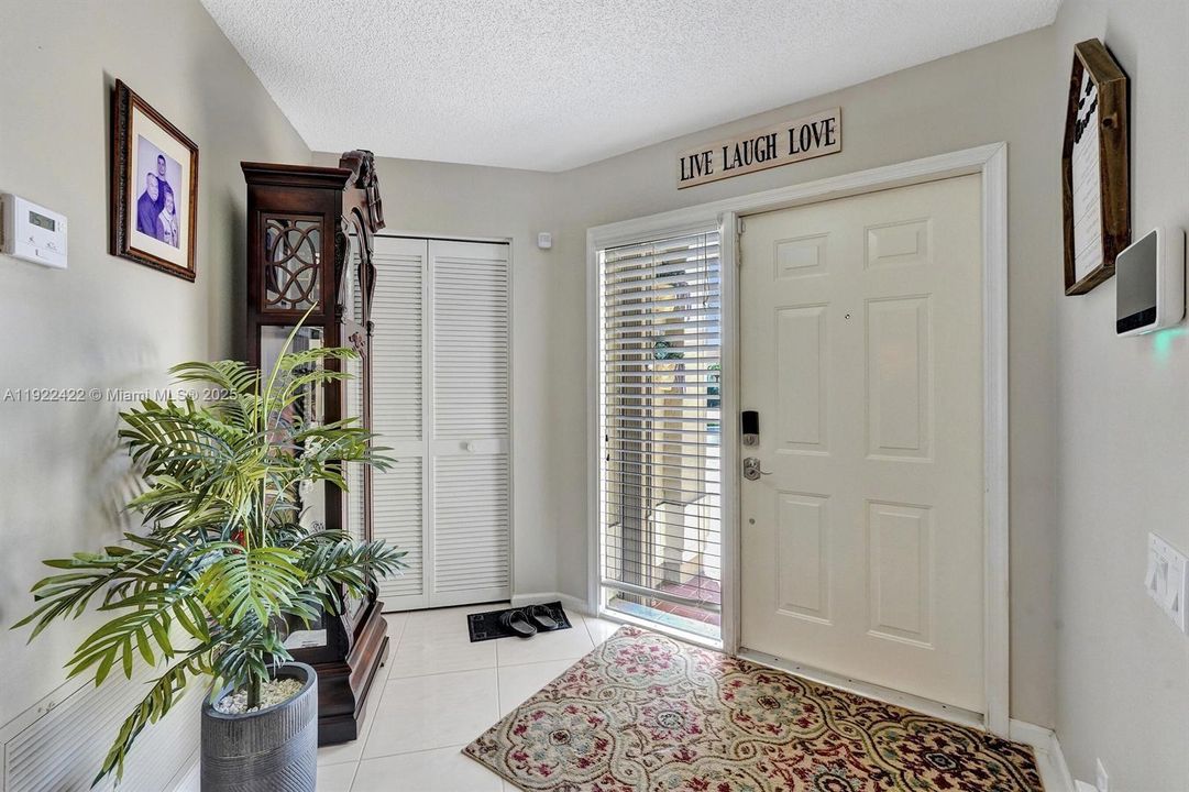 合同活跃: $446,900 (3 贝兹, 2 浴室, 1806 平方英尺)