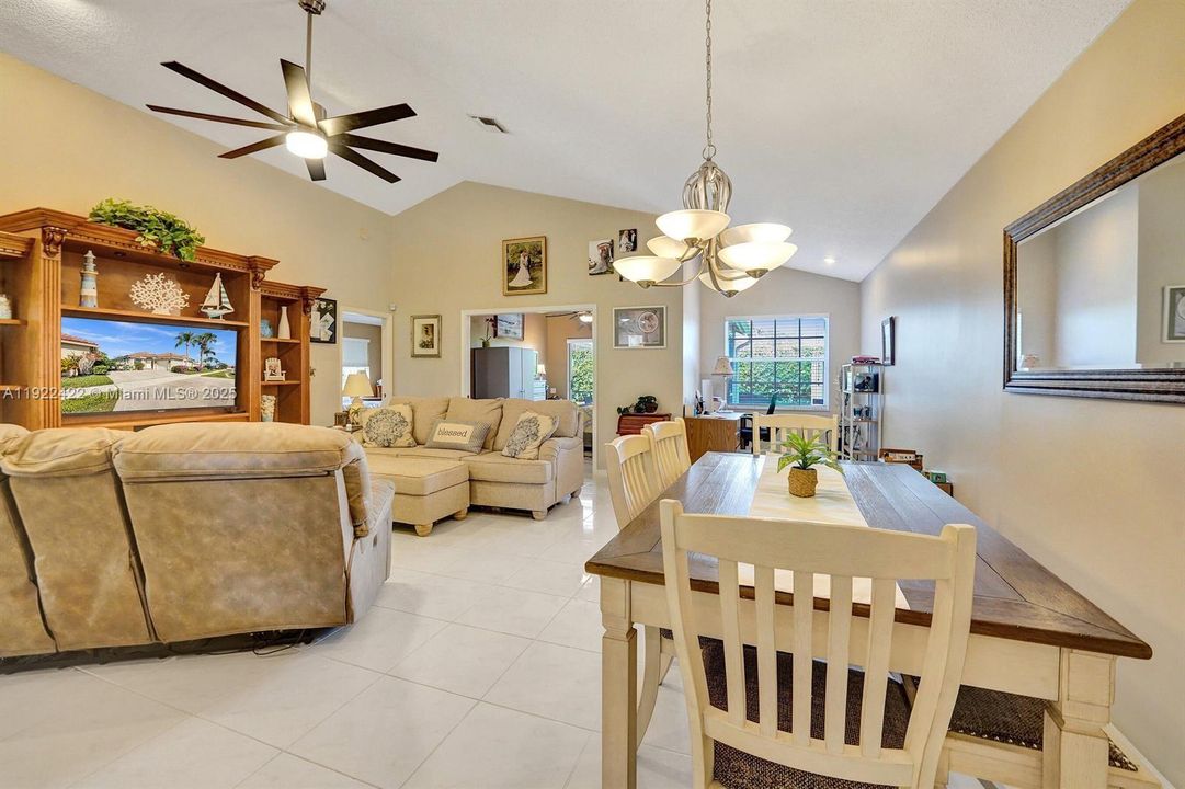 合同活跃: $446,900 (3 贝兹, 2 浴室, 1806 平方英尺)