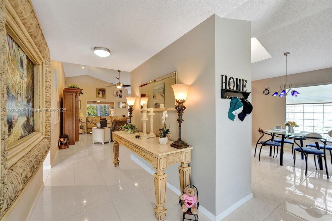 合同活跃: $446,900 (3 贝兹, 2 浴室, 1806 平方英尺)