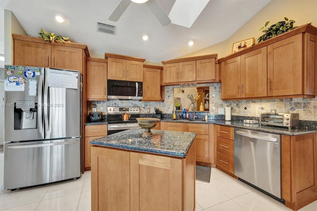 合同活跃: $446,900 (3 贝兹, 2 浴室, 1806 平方英尺)