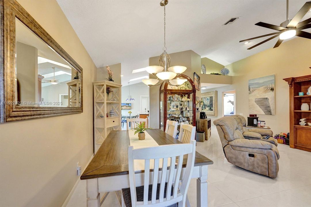 合同活跃: $446,900 (3 贝兹, 2 浴室, 1806 平方英尺)