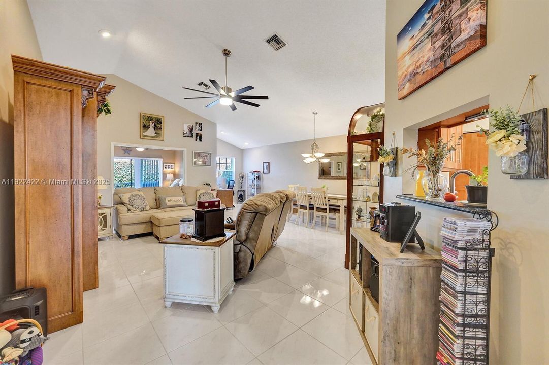 合同活跃: $446,900 (3 贝兹, 2 浴室, 1806 平方英尺)