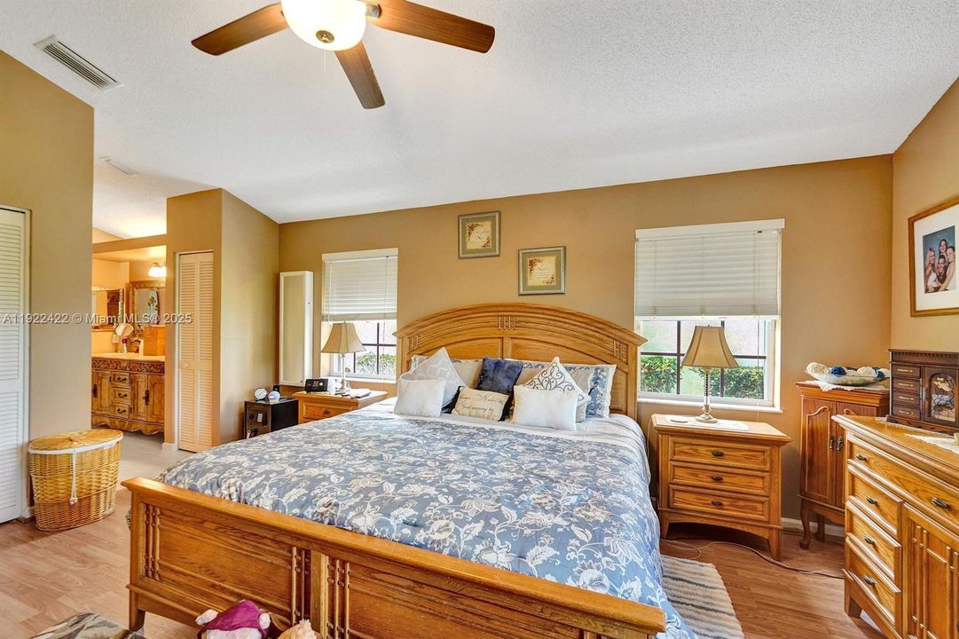 合同活跃: $446,900 (3 贝兹, 2 浴室, 1806 平方英尺)