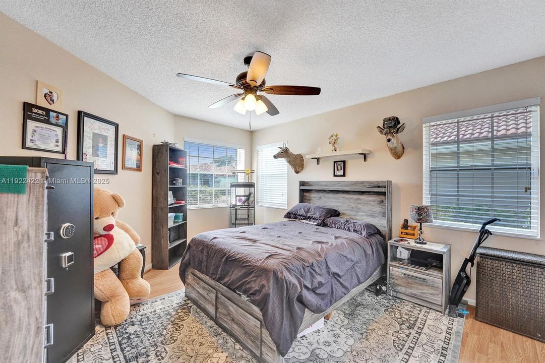 合同活跃: $446,900 (3 贝兹, 2 浴室, 1806 平方英尺)