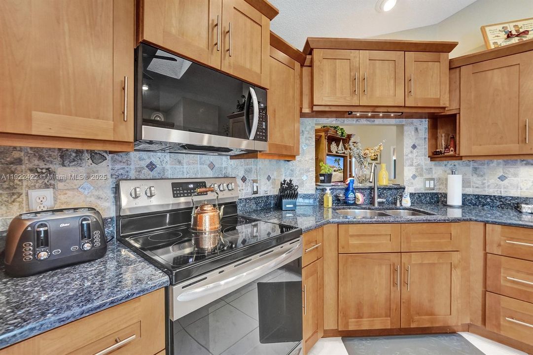 合同活跃: $446,900 (3 贝兹, 2 浴室, 1806 平方英尺)