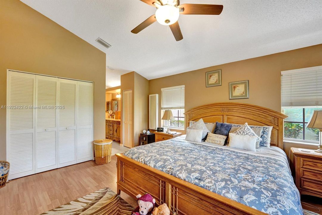 合同活跃: $446,900 (3 贝兹, 2 浴室, 1806 平方英尺)