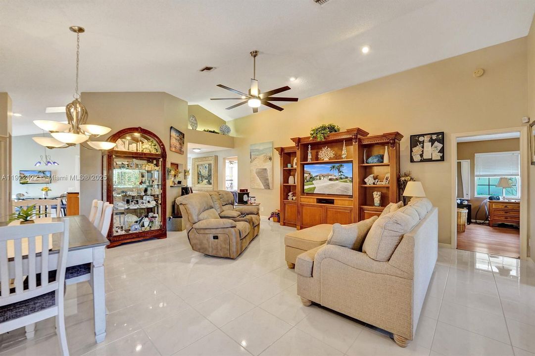 合同活跃: $446,900 (3 贝兹, 2 浴室, 1806 平方英尺)