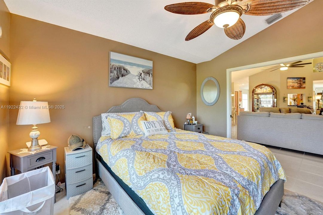 合同活跃: $446,900 (3 贝兹, 2 浴室, 1806 平方英尺)