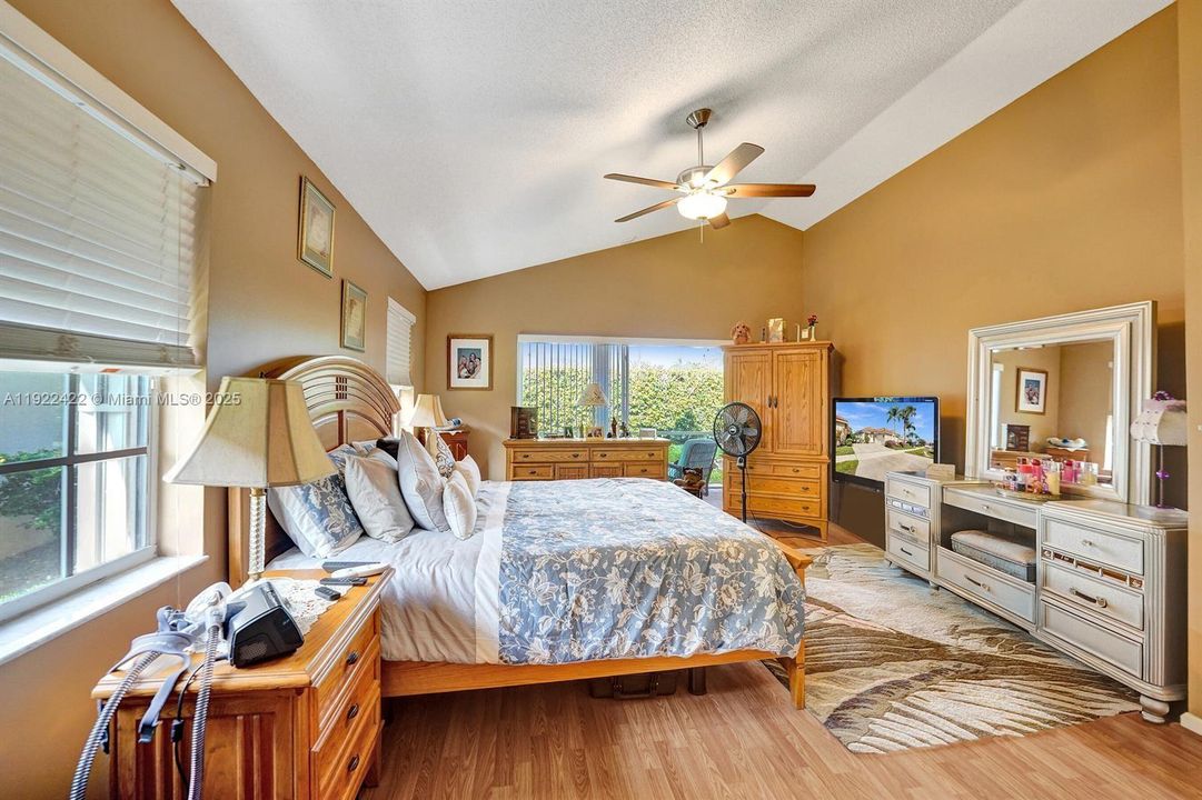 合同活跃: $446,900 (3 贝兹, 2 浴室, 1806 平方英尺)