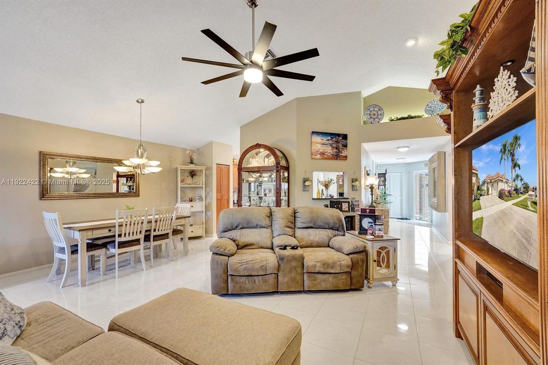 合同活跃: $446,900 (3 贝兹, 2 浴室, 1806 平方英尺)