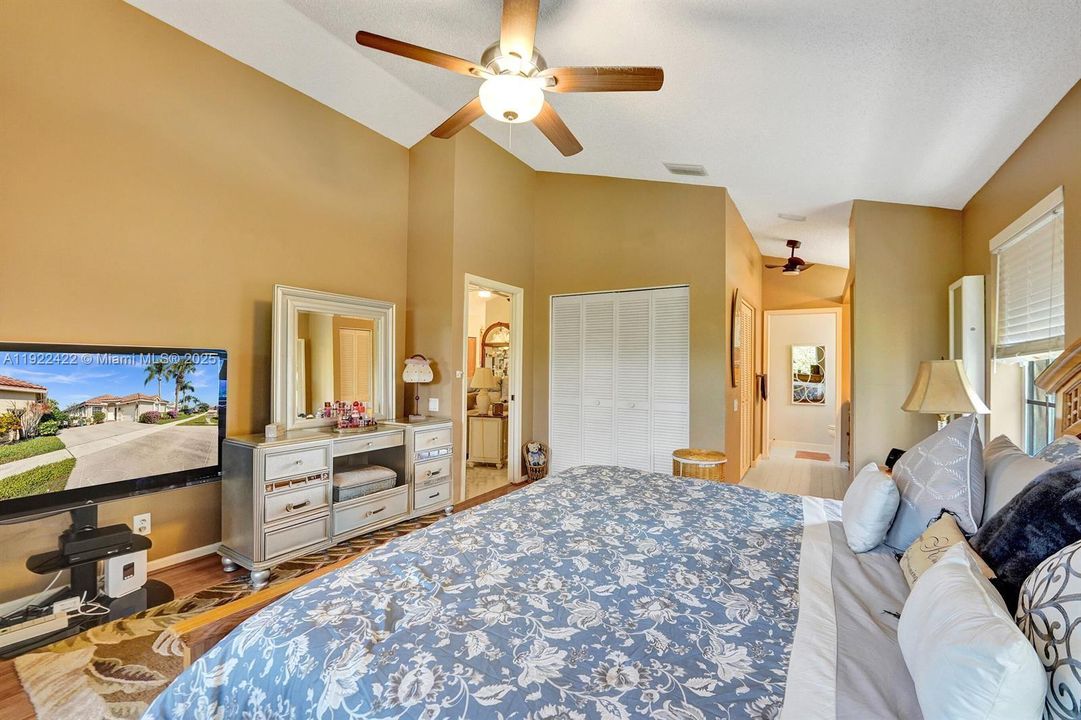 合同活跃: $446,900 (3 贝兹, 2 浴室, 1806 平方英尺)