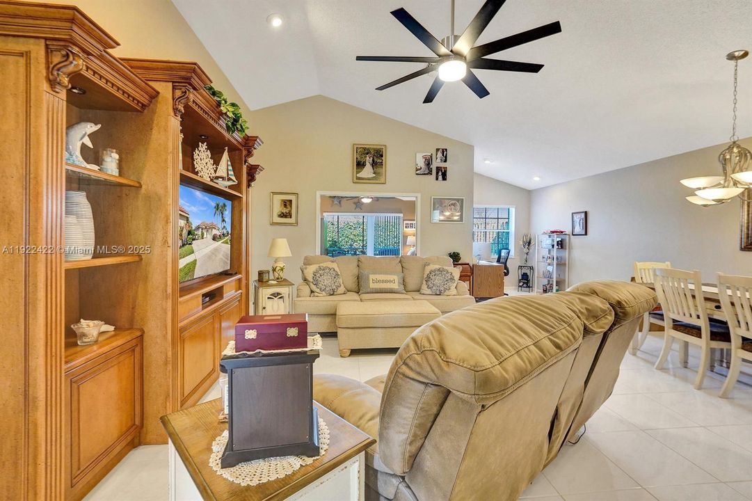 合同活跃: $446,900 (3 贝兹, 2 浴室, 1806 平方英尺)