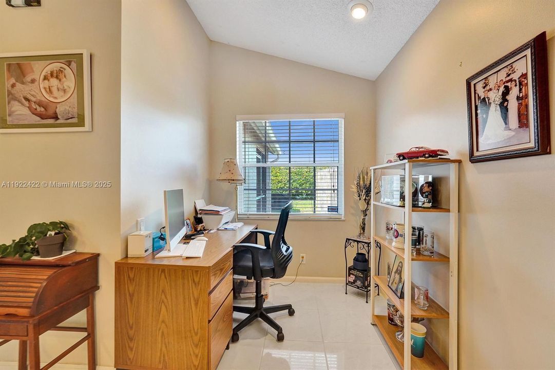 合同活跃: $446,900 (3 贝兹, 2 浴室, 1806 平方英尺)