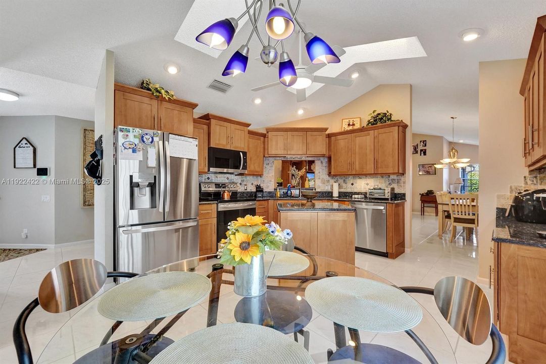 合同活跃: $446,900 (3 贝兹, 2 浴室, 1806 平方英尺)