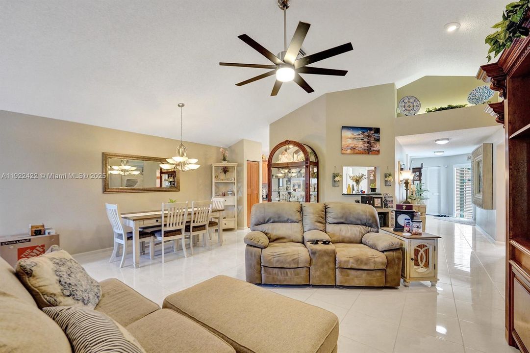 合同活跃: $446,900 (3 贝兹, 2 浴室, 1806 平方英尺)