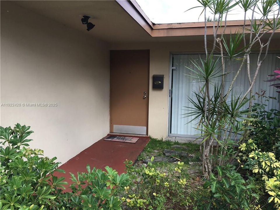 For Rent: $3,000 (3 beds, 2 baths, 1675 Square Feet)