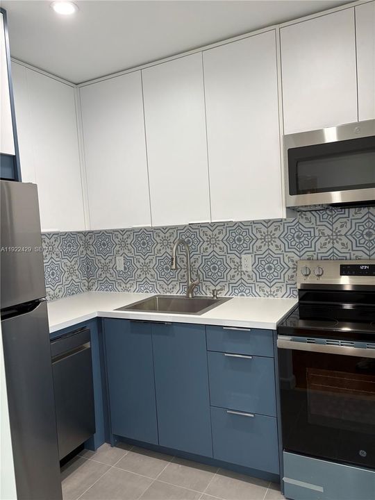 For Rent: $2,375 (2 beds, 1 baths, 812 Square Feet)