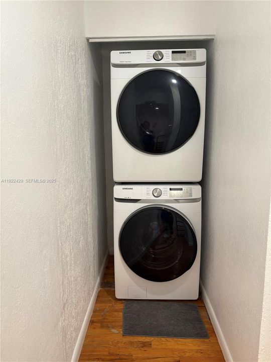 For Rent: $2,375 (2 beds, 1 baths, 812 Square Feet)