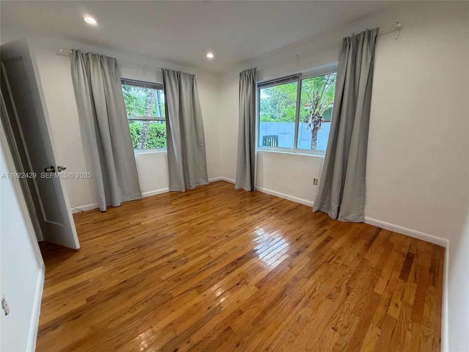 For Rent: $2,375 (2 beds, 1 baths, 812 Square Feet)