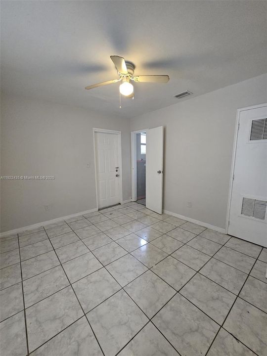 For Rent: $1,550 (1 beds, 1 baths, 700 Square Feet)