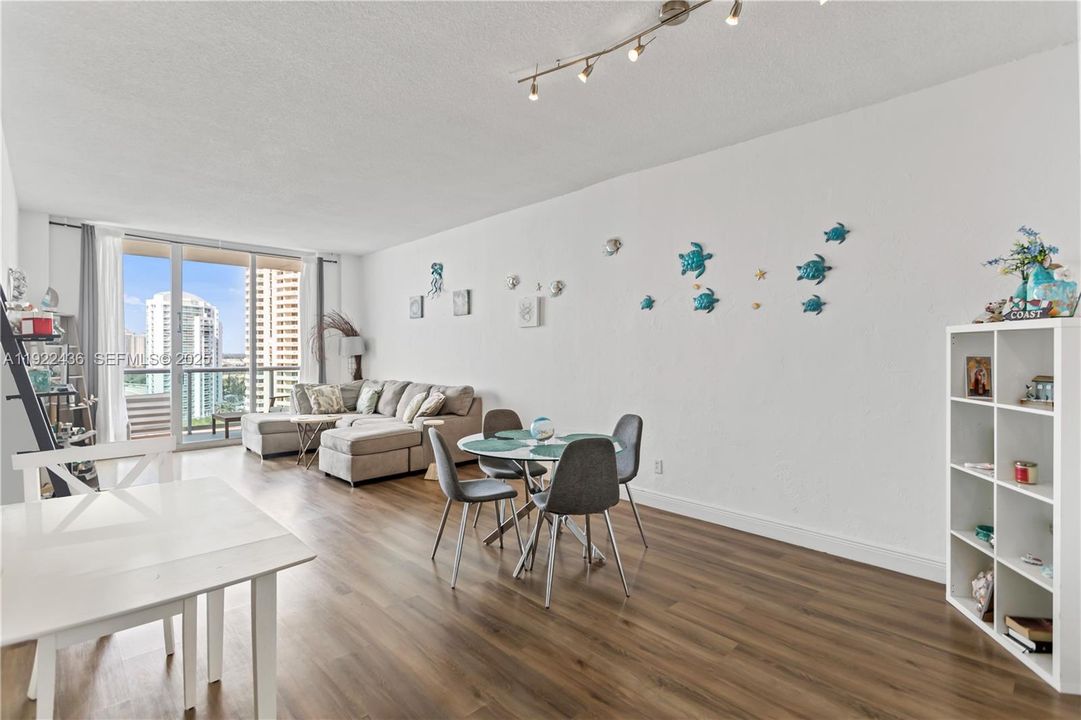 For Sale: $459,000 (2 beds, 2 baths, 1525 Square Feet)