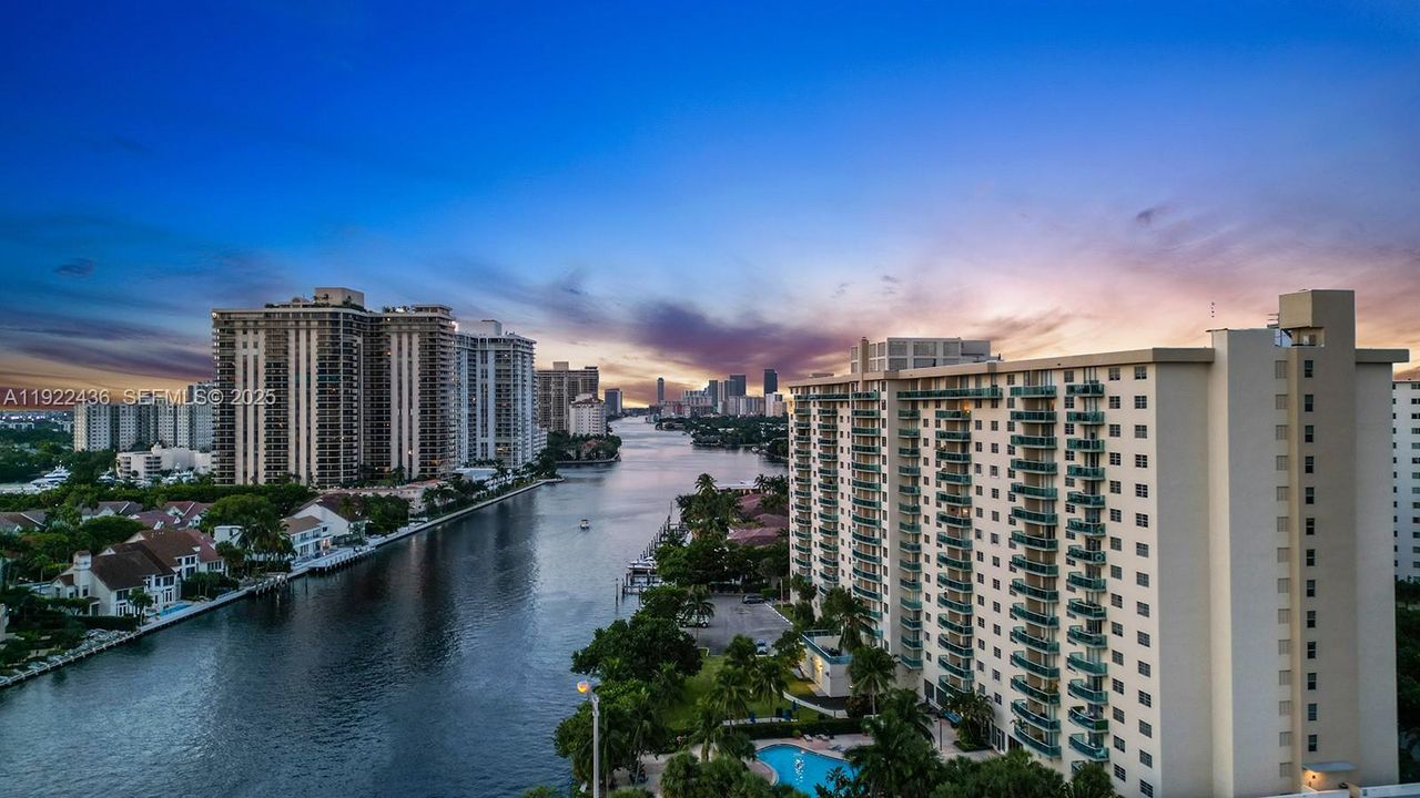 For Sale: $459,000 (2 beds, 2 baths, 1525 Square Feet)