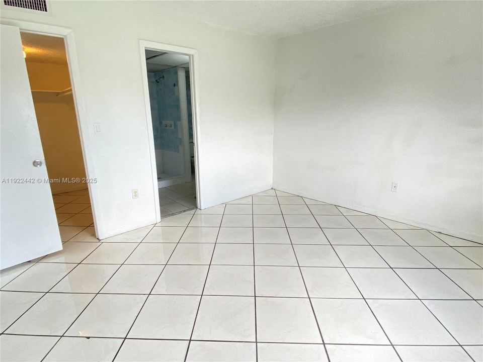 出租: $2,000 (2 贝兹, 2 浴室, 960 平方英尺)