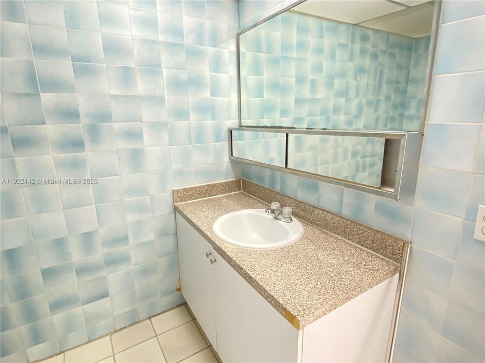 出租: $2,000 (2 贝兹, 2 浴室, 960 平方英尺)