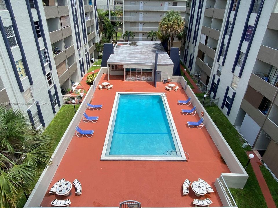 出租: $2,000 (2 贝兹, 2 浴室, 960 平方英尺)