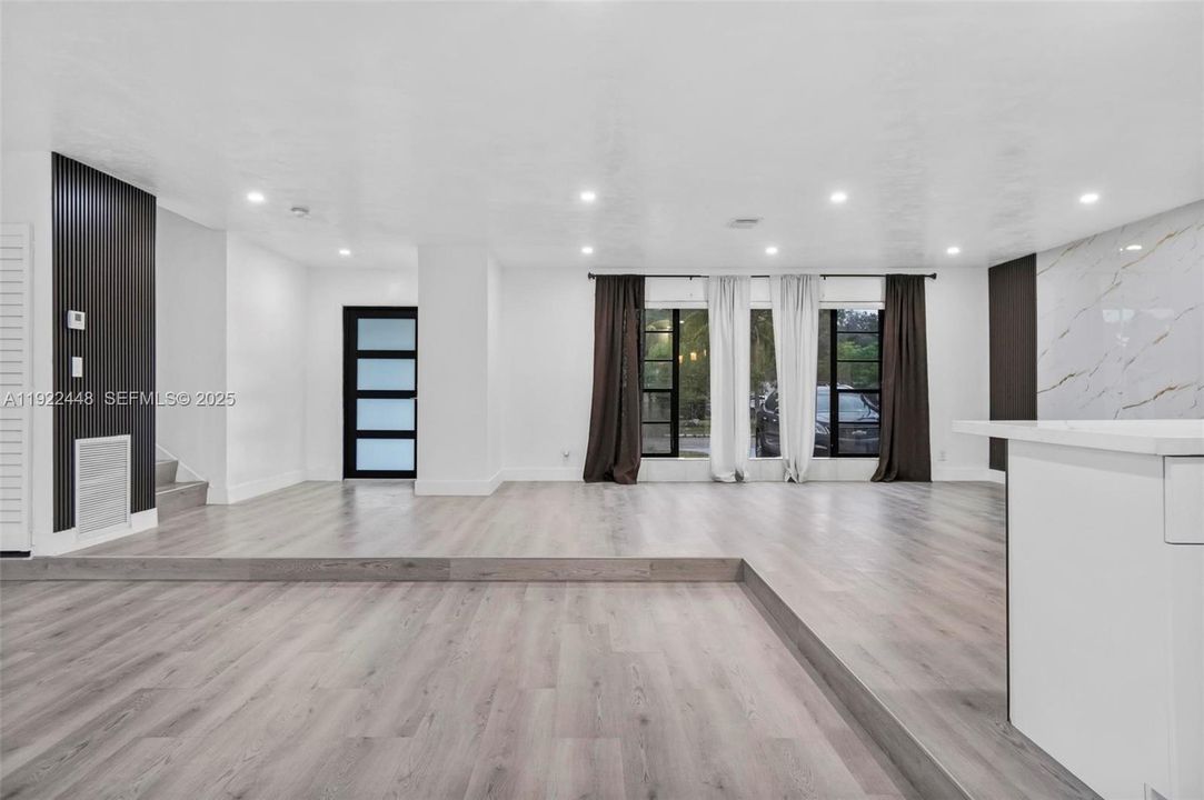 待售: $650,000 (4 贝兹, 2 浴室, 1656 平方英尺)