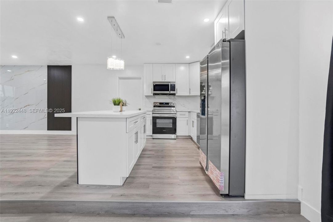 待售: $650,000 (4 贝兹, 2 浴室, 1656 平方英尺)