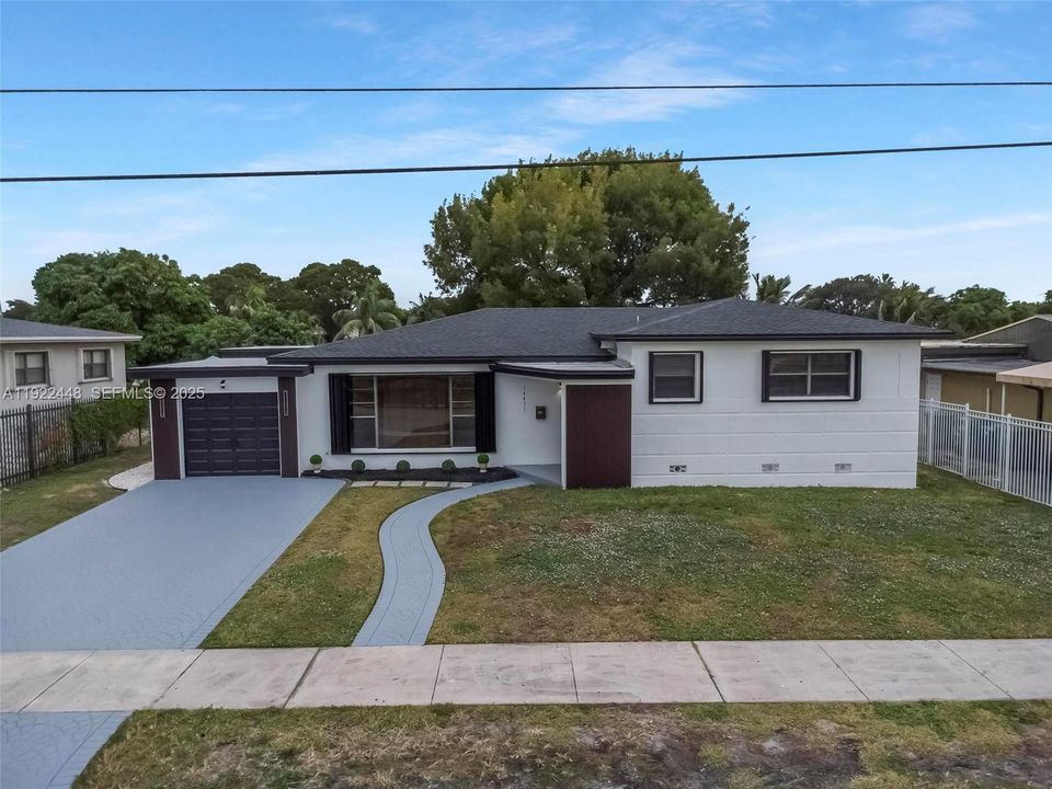 待售: $650,000 (4 贝兹, 2 浴室, 1656 平方英尺)