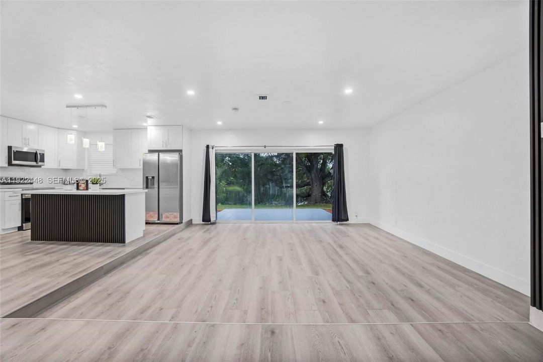 待售: $650,000 (4 贝兹, 2 浴室, 1656 平方英尺)