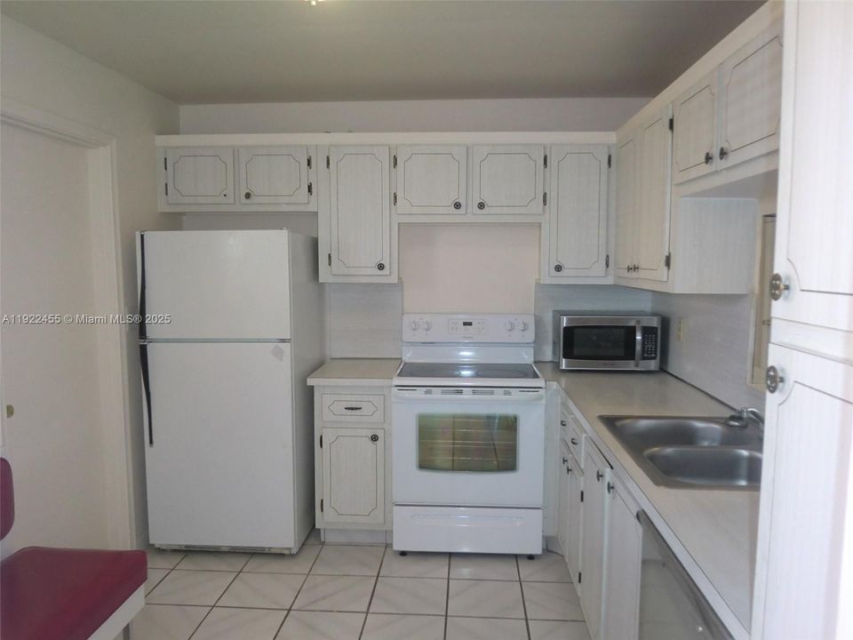 For Sale: $200,000 (2 beds, 2 baths, 1092 Square Feet)