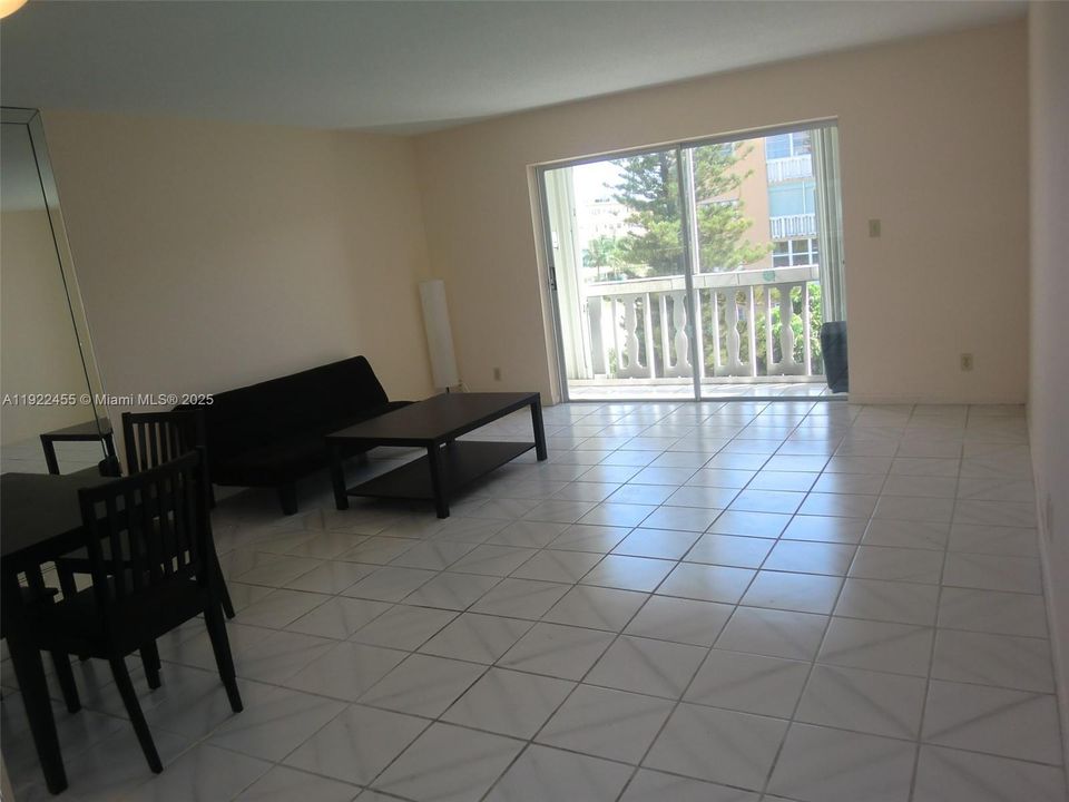 For Sale: $200,000 (2 beds, 2 baths, 1092 Square Feet)